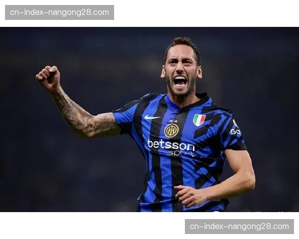 特写:训练课后,国际米兰老将恰尔汗奥卢加练任意球至夜幕降临 特写:训练课后,国际米兰老将恰尔汗奥卢加练任意球至夜幕降临